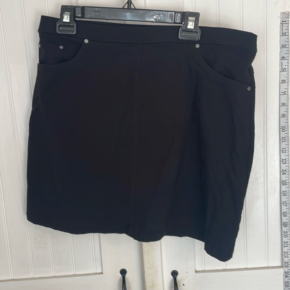 Hearts of palm, black skort size 14
